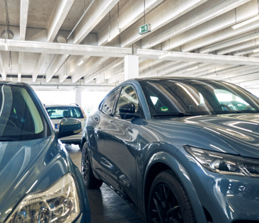 Kfz-Versicherung: zwei Autos stehen nebeneinander im Parkhaus