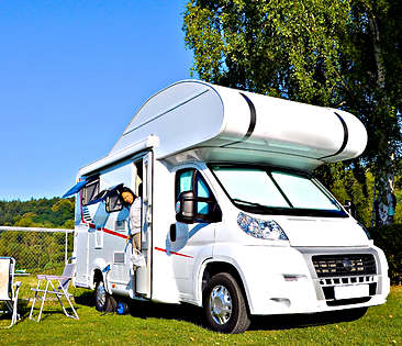 Wohnmobilversicherung - Wohnmobil steht auf Campingplatz