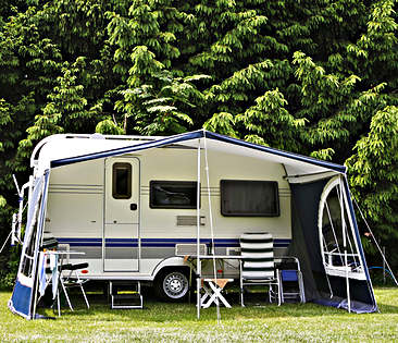 Wohnwagenversicherung - Wohnwagen auf Campingplatz