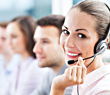 Videoberatung - Frau mit Headset im Callcenter