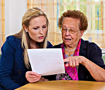 Erbrechtsschutz: Oma sichtet mit Enkelin Dokumente