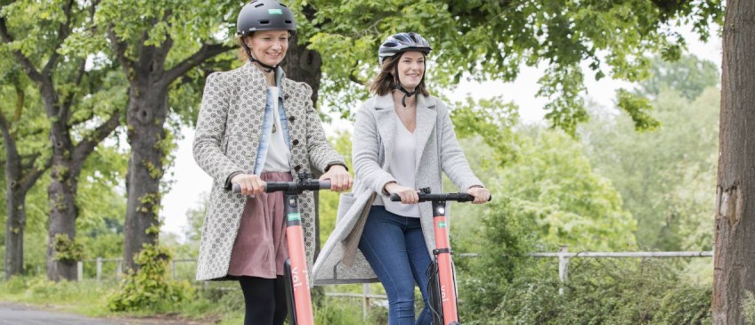 Ratgeber Elektrokleinstfahrzeuge - Zwei Frauen fahren E-Scooter