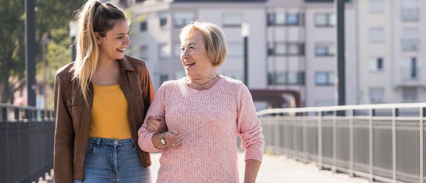 Ratgeber Altersarmut Frauen - junge und alte Frau gehen spazieren