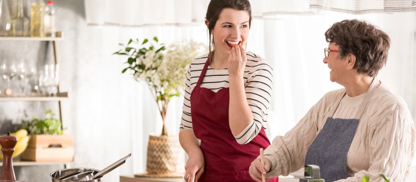 Ehrenamt - junge und ältere Frau kochen gemeinsam