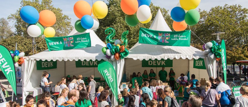 Weltkindertag - Besucher vor dem DEVK-Stand 