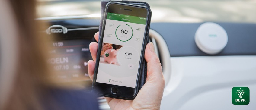 Fahr clever! App - Frau hält Smartphone in der Hand