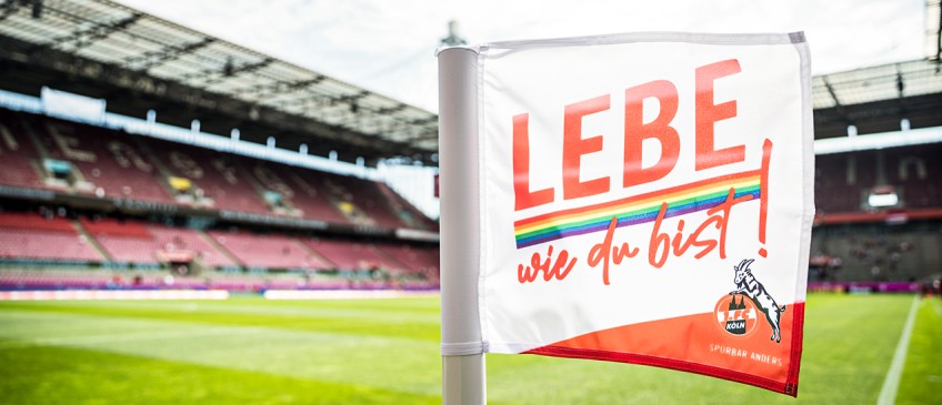 Aktionen Stiftung 1. FC Köln und DEVK: Eckfahne mit "Lebe wie du bist" Slogan