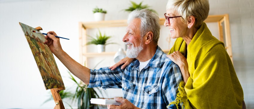 FAQ Pensionsfonds - Frau steht hinter ihrem malenden Mann