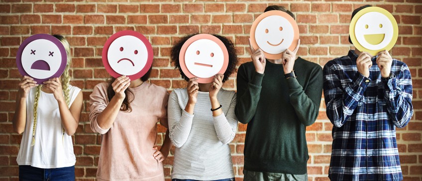 Kundenzufriedenheit - Menschen mit Smileys vor den Gesichtern