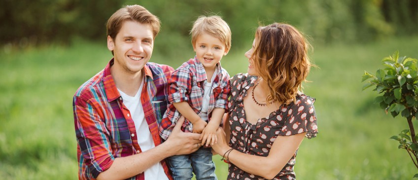 Lebensversicherung - kleine Familie im Grünen