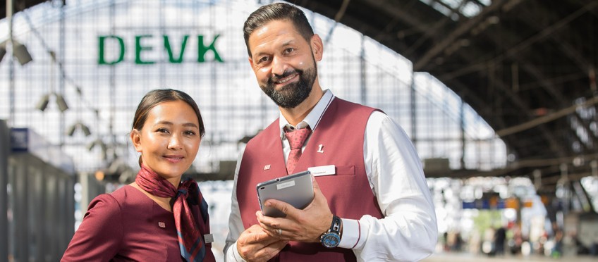 Partnerschaft DEVK und Deutsche Bahn: zwei Bahnmitarbeitende am Hauptbahnhof Köln