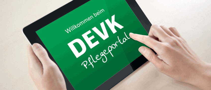 DEVK-Pflegeportal - Frau nutzt Pflegeportal auf Tablet