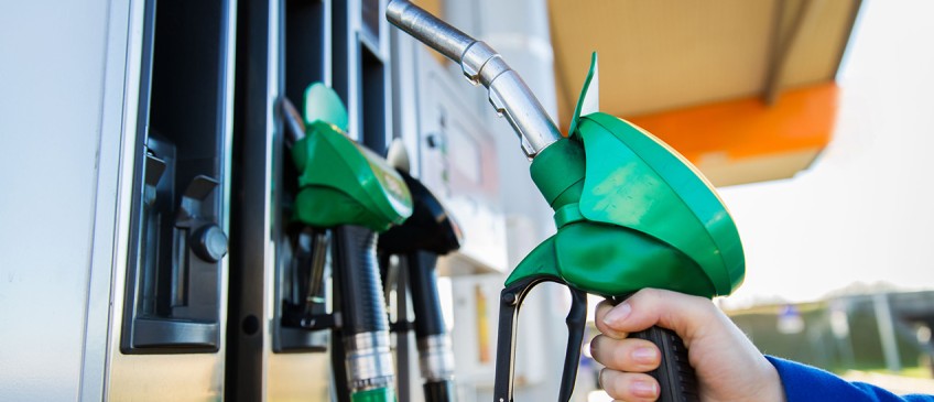 Ratgeber Sprit sparen - Hand nimmt Zapfhahn aus Tankstation