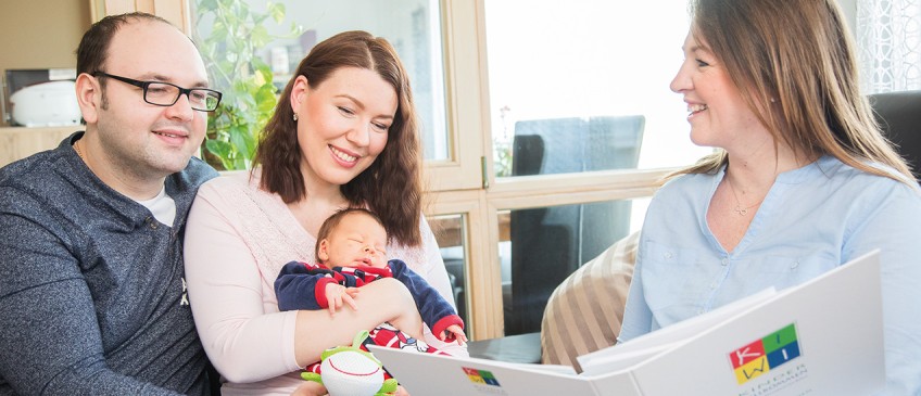 Kinder-Willkommen-Besuche - kleine Familie wird beraten