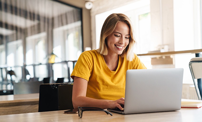 Meine DEVK - Frau sitzt vor Laptop