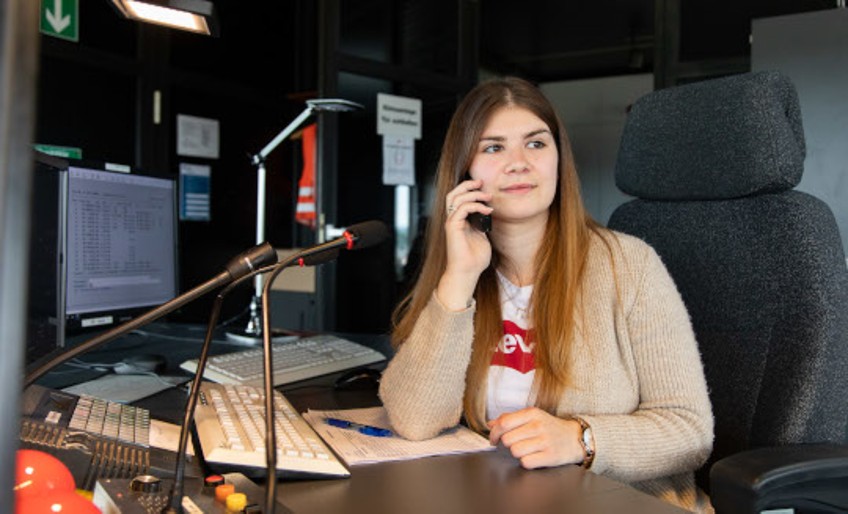 Dienst- und Berufshaftpflichtversicherung - Frau telefoniert am Schreibtisch