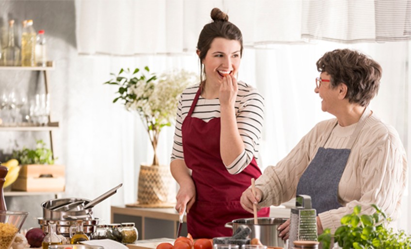 Ehrenamt - junge und ältere Frau kochen gemeinsam