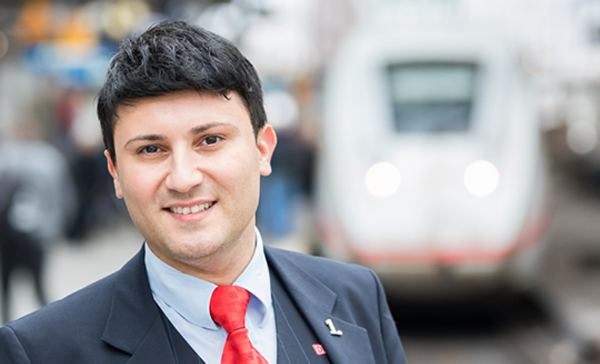 Engagement - lächelnder Bahnmitarbeiter am Bahnhof