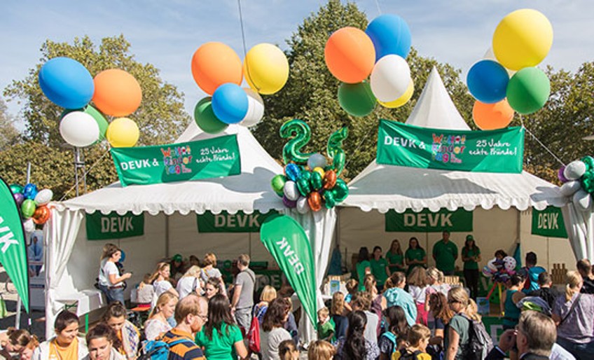 Weltkindertag - Besucher vor dem DEVK-Stand 