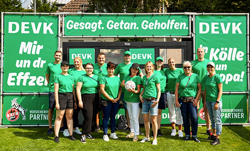 Aktionen rund ums Stadion - Gruppenbild der DEVK-Helfer