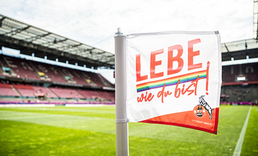 Aktionen Stiftung 1. FC Köln und DEVK: Eckfahne mit "Lebe wie du bist" Slogan