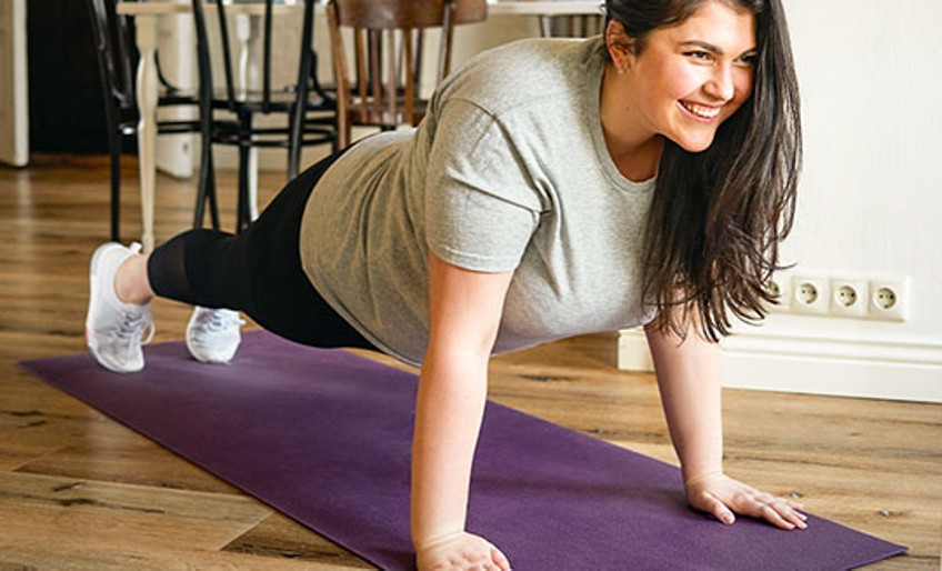 Frau macht Sport auf Matte