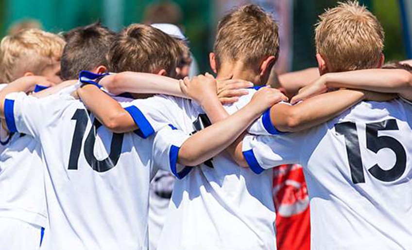 Vereinshaftpflichtversicherung - junge Fußballer im Schulterkreis