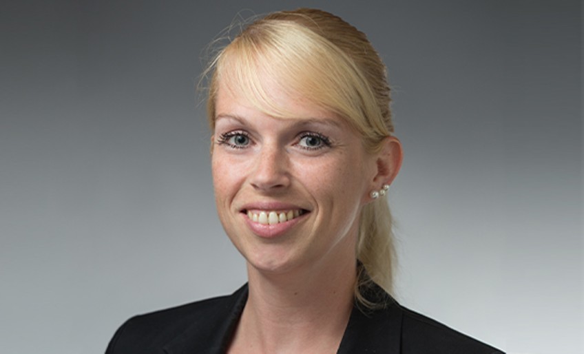 DEVK-Ansprechpartner - Frau lächelt in die Kamera