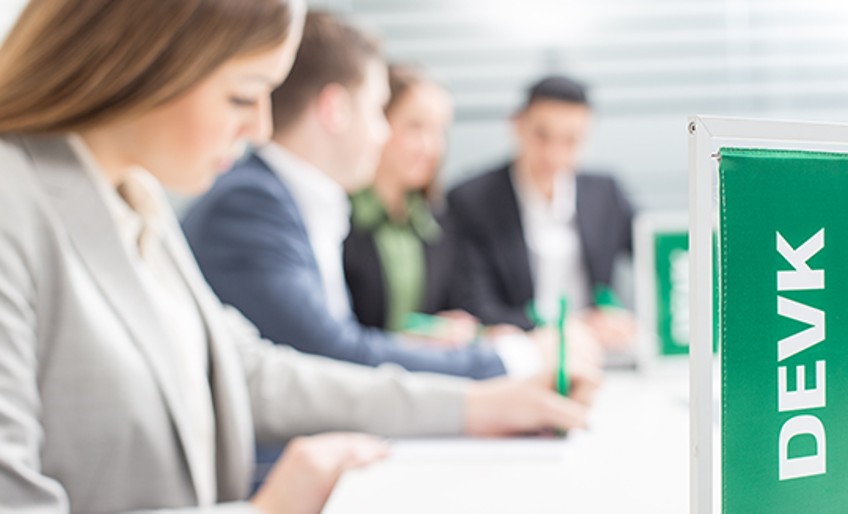 DEVK-Ausbildung - Bewerber sitzen am Schreibtisch