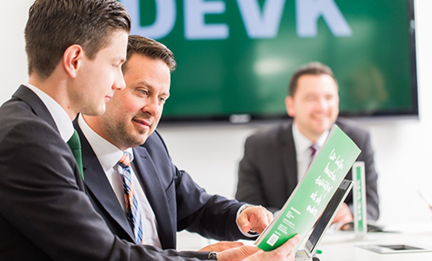 DEVK-Karriereförderung - Gruppe arbeitet motiviert zusammen