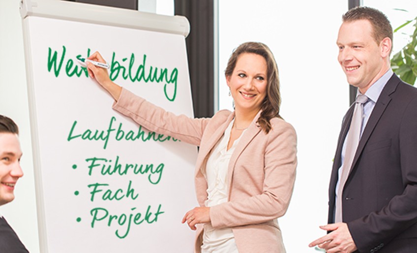 DEVK-Weiterbildung - Kollegen vor Flipchart