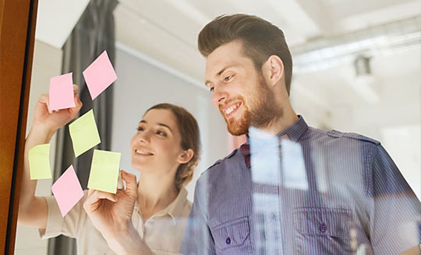 Karriere im Innendienst - Kollegen beim Brainstorming