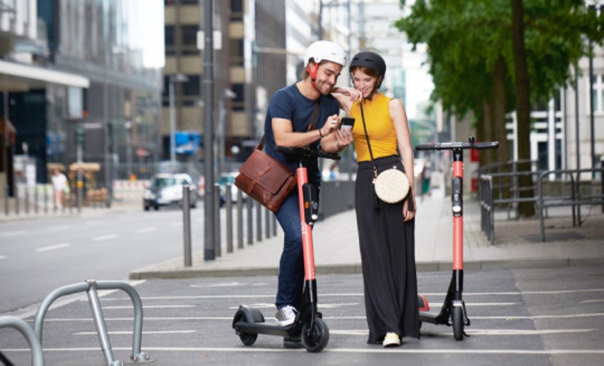 E-Scooter-Versicherung - Paar mit E-Scooter