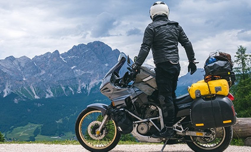 Motorradversicherung - Mann mit Motorrad