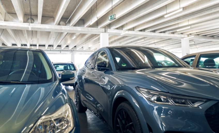 Kfz-Versicherung: zwei Autos stehen nebeneinander im Parkhaus