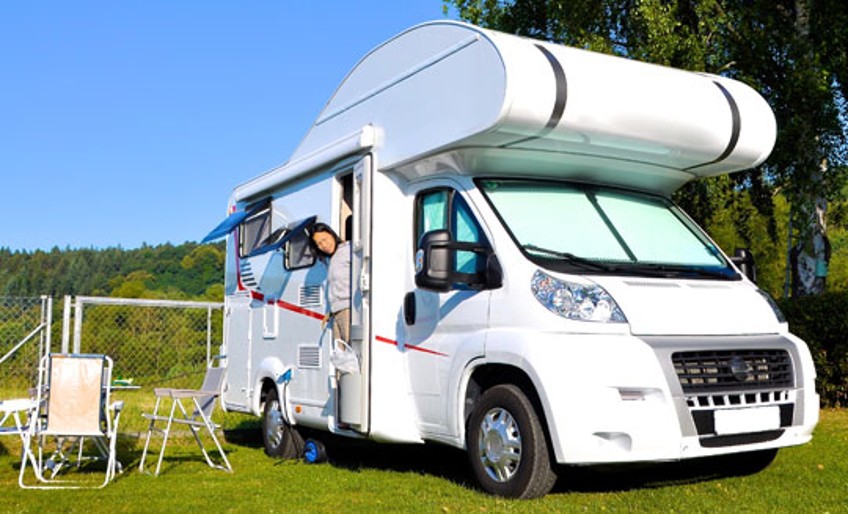 Wohnmobilversicherung - Wohnmobil steht auf Campingplatz