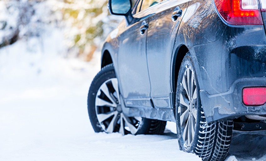 Ratgeber Wintercheck - Auto steht im Schnee