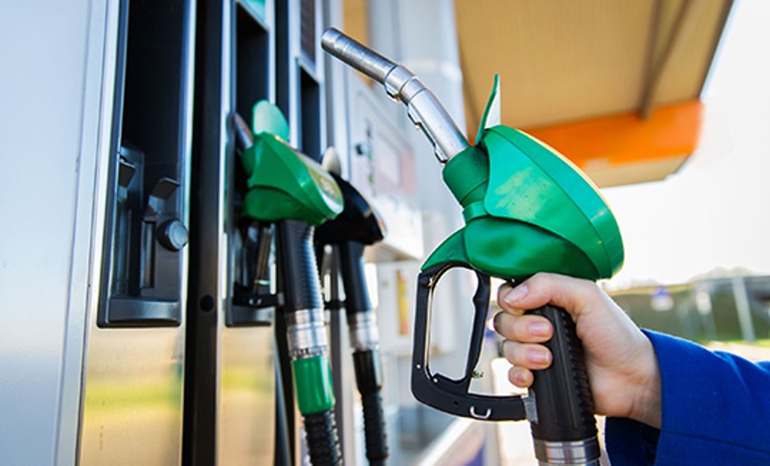 Ratgeber Sprit sparen - Hand nimmt Zapfhahn aus Tankstation