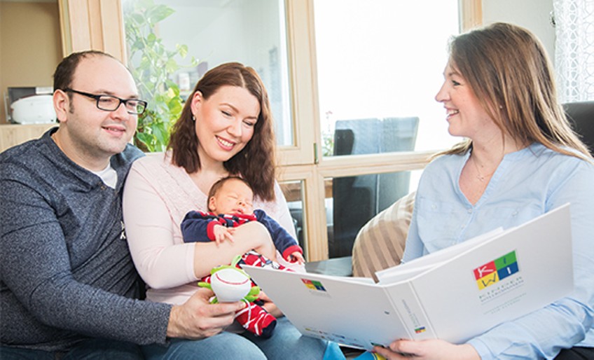 Kinder-Willkommen-Besuche - kleine Familie wird beraten