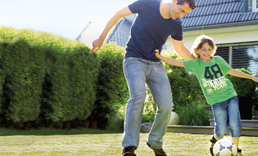 Unfallversicherung - Vater und Sohn spielen Fußball