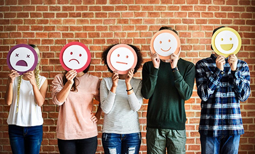 Kundenmeinungen - Menschen mit Smileys vor den Gesichtern