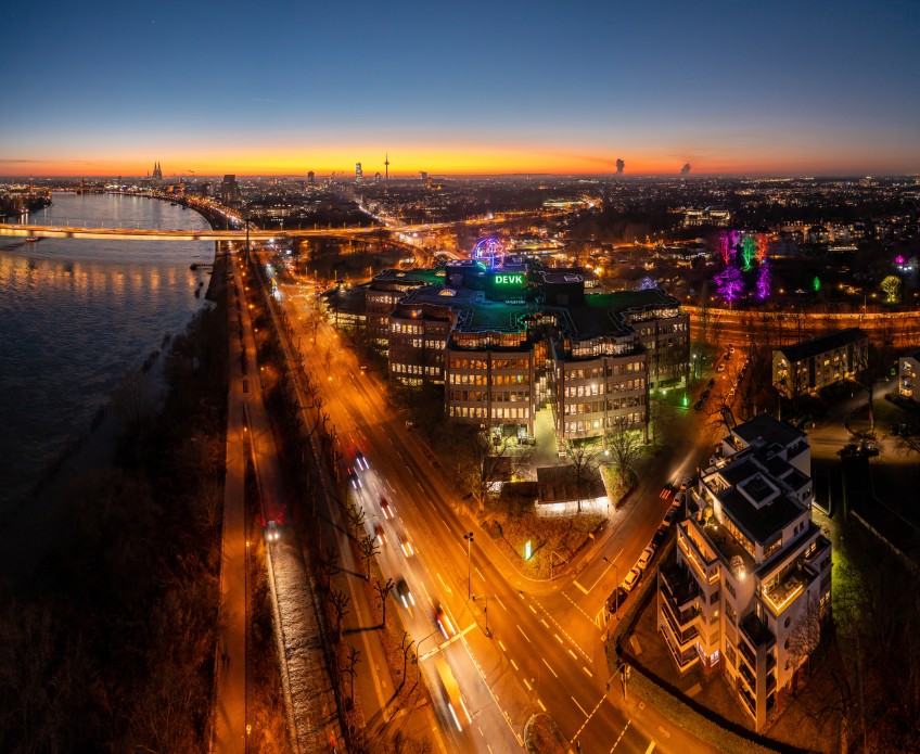 Mediathek - DEVK Zentrale mit Kölner Skyline bei Nacht