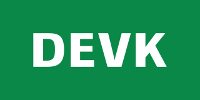 DEVk Versicherungen - weißes Logo auf grünem Grund