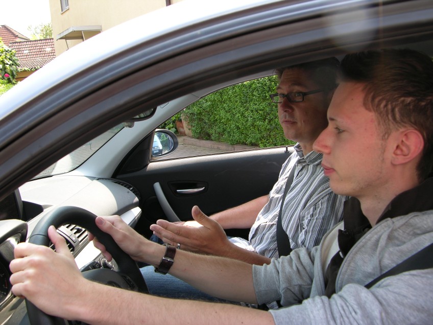 Pressemitteilung Kfz-Versicherung - Fahrer und Beifahrer sitzten im Auto 