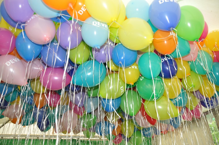 Pressemitteilungen Weltkindertag -viele bunte Luftballons 