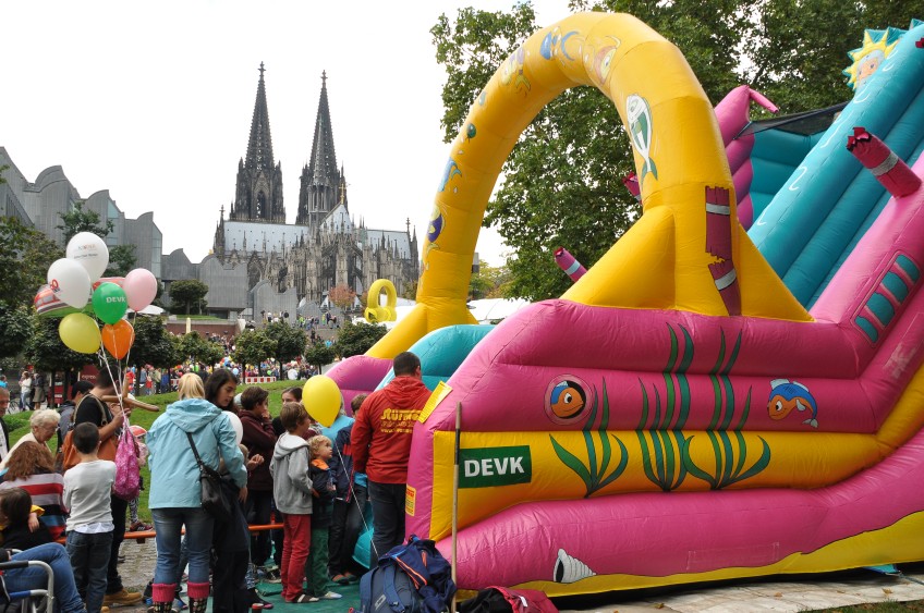 Pressemitteilung Weltkindertag - Luftrutsche 