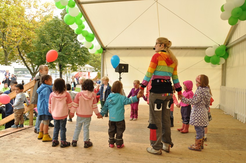 Pressemitteilung Weltkindertag - Kinder Hand in Hand auf Bühne 