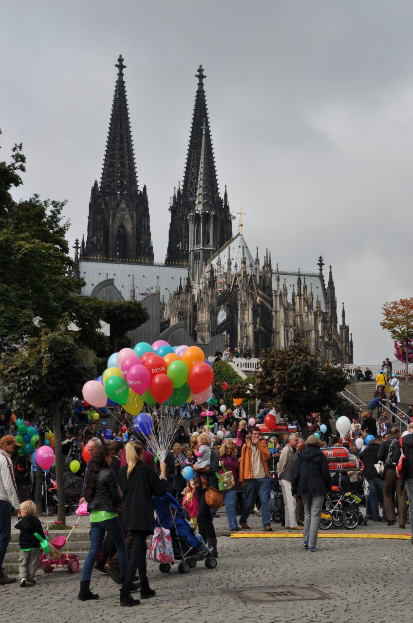 Pressemitteilung Weltkindertag - Menschenmenge vor Kölner Dom 