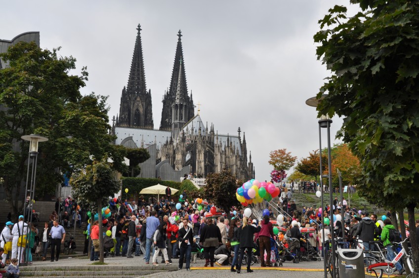 Pressemitteilung Weltkindertag - Menschenmenge auf Domtreppe