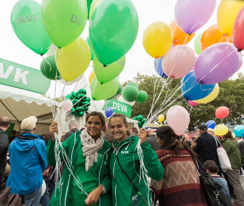 Pressemitteilung Weltkindertag - Mitarbeiterinnen mit Luftballons
